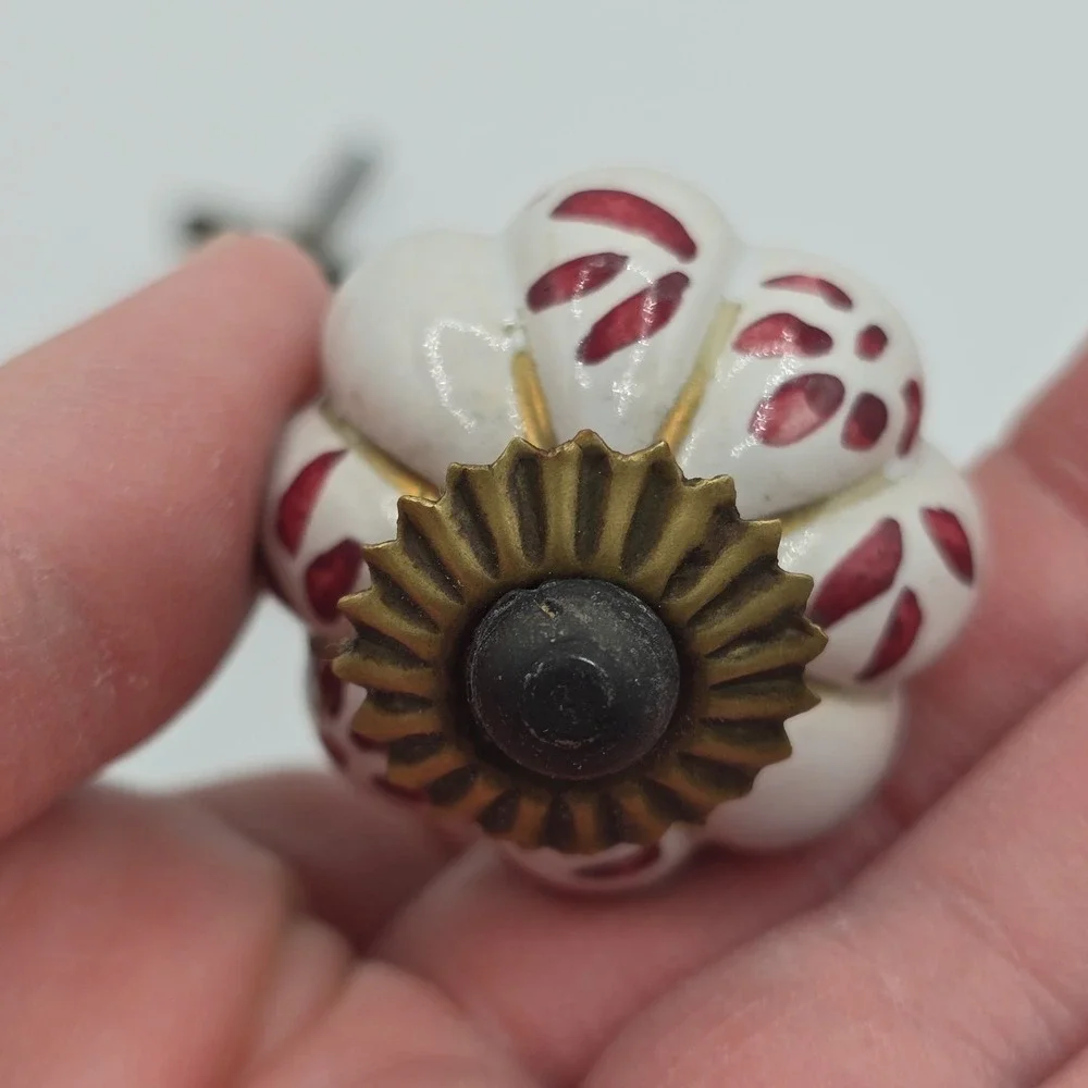 Lot Of 2 VINTAGE VICTORIAN‎ HAND PAINTED Cabibet Drawer Knobs